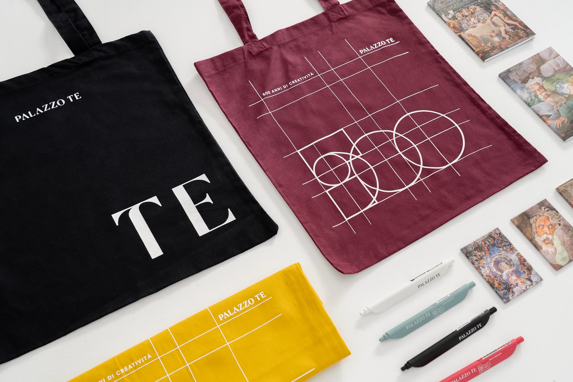 Merchandise: Notebook_Tote bag_Clipen penne_Spille_Magneti_Cartoline