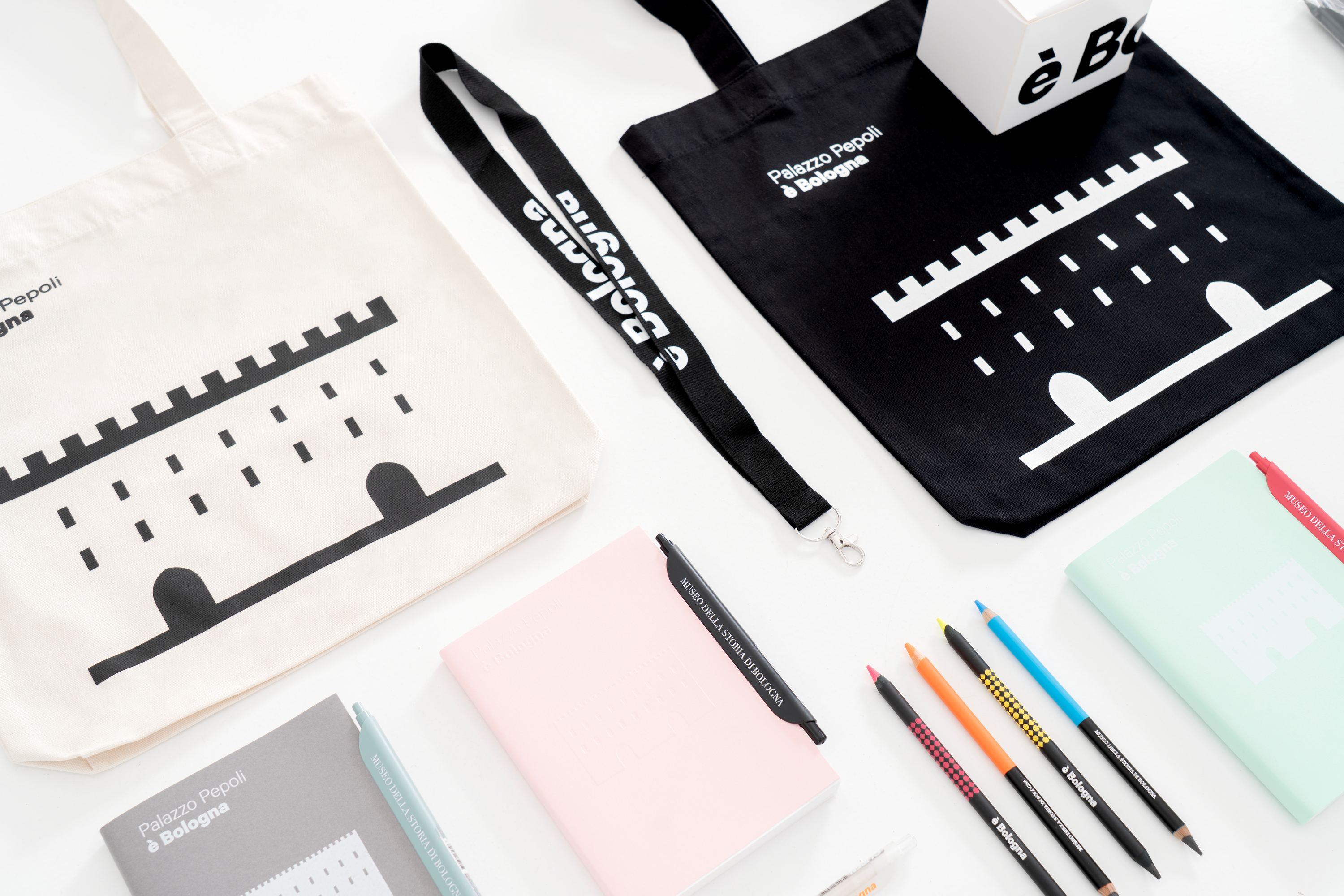 Merchandise: Notebook_Tote bag_Clipen penne_Matite_Lanyard