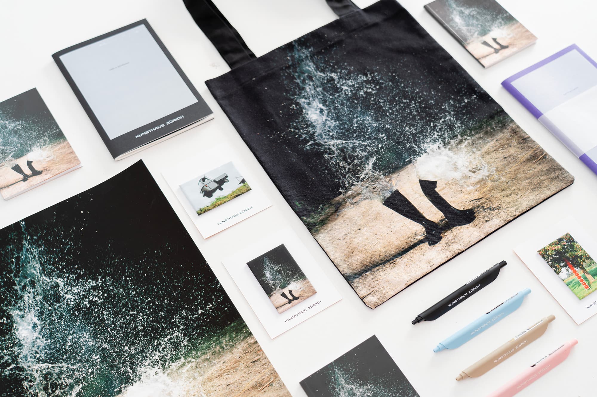 Merchandise: Notebook_Tote bag_Clipen penne_Spille_Magneti_Stampe Fine Art